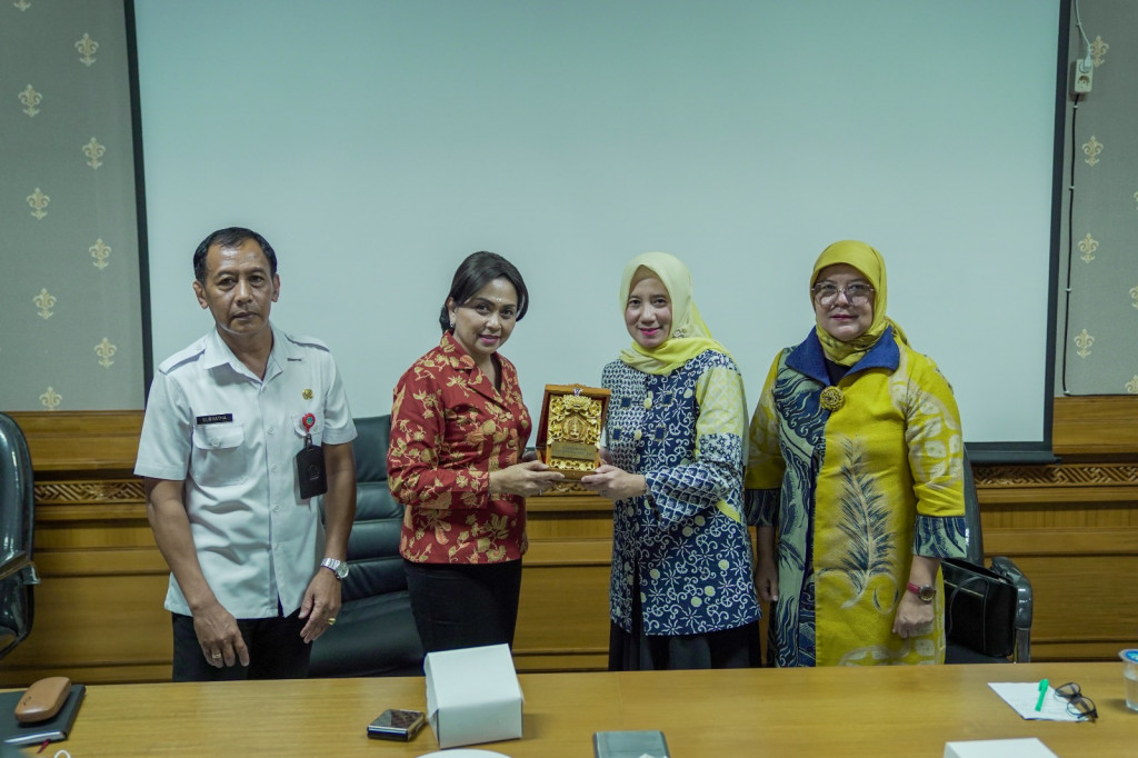 Ketua DWP Badung Terima Kunja DWP Kota Bandung